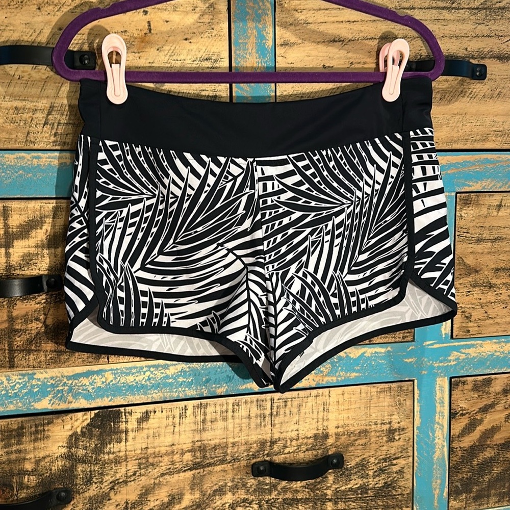 Tommy Bahama Black and White Women's Sport Shorts - Size Medium